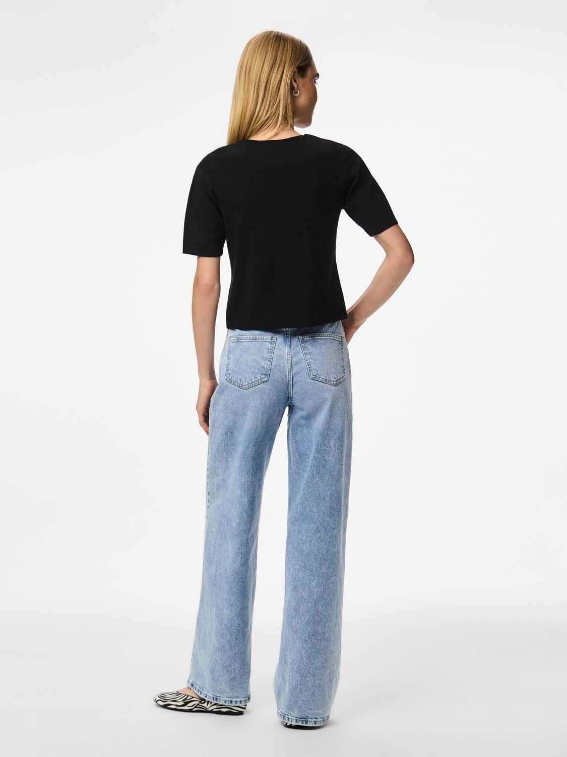 model_shot-back